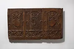 Burgundisch, Paneel mit dem Wappen Herzog Philipps III., genannt „der Gute“ , von Burgund (1396 - 1467). Um 1450/60, Eichenholz, geschnitzt