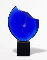 Lucien Wercollier, Ohne Titel (Disque tronqué), 1999, Blaues Glas, mit Granitsockel. Höhe (mit Sockel): 41 cm (16 ⅛ in.)