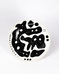 A. R. Penck, Ohne Titel, Weißer Ton mit Emaillebemalung, glasiert. Durchmesser: 50,5 cm (Höhe: 6 cm) (19 ⅞ in. (Höhe: 2 ⅜ in.))