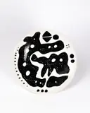 A. R. Penck, Ohne Titel, Weißer Ton mit Emaillebemalung, glasiert. Durchmesser: 50,5 cm (Höhe: 6 cm) (19 ⅞ in. (Höhe: 2 ⅜ in.))