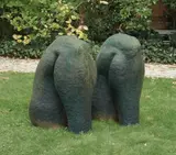 Wilhelm Loth, Plastik 19/73, zweiteilig, 1973, Kunststoff, in Grüntönen bemalt. Höhe: 82 cm (linkes Bein), 83 cm (rechtes Bein) (32 ¼ in. (linkes Bein), 32 ⅝ in. (rechtes Bein))