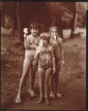 Judith Joy Ross, ‚Untitled’ from ‚Eurana Park, Weatherly, Pa’”, 1982, Silbergelatineabzug, Kontaktabzug, goldgetont, 1998