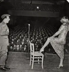 Marlene Dietrich posing seductively as she exhibits her famous shapely leg while entertaining troops in Germany. 27. Februar 1945 by George Silk, Vintage. Silbergelatineabzug, sold May 2013