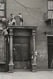 N.Y. by Helen Levitt, Um 1940, Silbergelatineabzug, Ende 1970er–1980er Jahre, sold Nov 2010