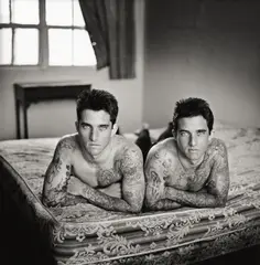 Ken Probst, Tattooed Twins, San Diego, 1989, Silbergelatineabzug, 2001