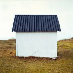 Götz Diergarten, Ohne Titel (Gouville) 33, 2002, Farbphotographie. Diasec, 2007