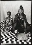 Seydou Keïta, Maurische Haratine-Frau mit Tochter auf einer karierten Decke (koso walan)