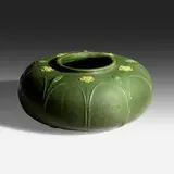 Rare squat vase with cinquefoils by Grueby Faience Company, 1898-1910, glazed earthenware, sold Jan 2021