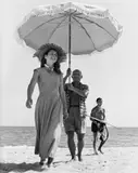Robert Capa, Pablo Picasso und Françoise Gilot am Strand von Golfe-Juan, 1948, Silbergelatineabzug des Nachlasses, 2000