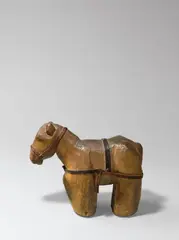 Rolf Nesch, Holzpferdchen auf Rollen, Um 1932, Lindenholz, geschnitzt, Lederbänder und Eisennägel