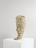 John Isaacs, I Used to Think I Could Change the World, 2005, Nickelbronze auf Holzsockel. Höhe ohne Sockel: 60 cm (23 ⅝ in.)