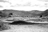 Lewis Baltz, Between West Sidewinder Drive and State Highway 248, looking West, aus der Serie „Park City, 1979, Silbergelatineabzug, 1980. Agfa-Papier
