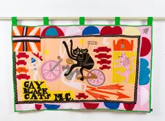 Grayson Perry, Gay Black Cats MC, 2017, Original-Kartonschachtel mit Flagge aus Baumwollstoff mit aufgestickter Stoffcollage