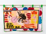 Grayson Perry, Gay Black Cats MC, 2017, Original-Kartonschachtel mit Flagge aus Baumwollstoff mit aufgestickter Stoffcollage