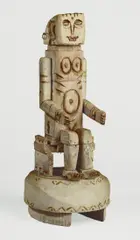 Armand Bouten, Ohne Titel (Sitzende Frau), Um 1925, Holz, weiß und goldfarben gefaßt, mit Perl- und Straßapplikationen. Höhe: 45,5 cm (17 ⅞ in.)