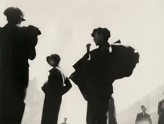 Else Thalemann, Wartende Passanten, Paris, Um 1930, Späterer Silbergelatineabzug. Agfa-Papier