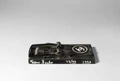 Tom Sachs, Chanel Rat Trap, 1999, Acryl auf Holz und Metall