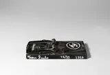 Tom Sachs, Chanel Rat Trap, 1999, Acryl auf Holz und Metall