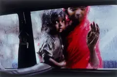 Steve McCurry, Mother and Child at Car Window, Bombay, India, 1993, Späterer Cibachrome-Abzug