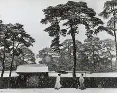 Shinto-Priester im Hof des Meiji-Tempels, Tokyo, Japan by Werner Bischof, 1952, Vintage. Silbergelatineabzug, sold Dec 2024