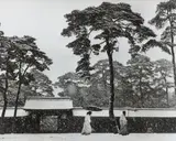 Werner Bischof, Shinto-Priester im Hof des Meiji-Tempels, Tokyo, Japan, 1952, Vintage. Silbergelatineabzug