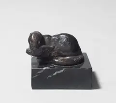 Liegender Fischotter mit Fisch by August Gaul, 1915, Bronze mit schwarzer Patina, auf Marmorsockel montiert, sold Dec 2023