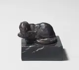 August Gaul, Liegender Fischotter mit Fisch, 1915, Bronze mit schwarzer Patina, auf Marmorsockel montiert