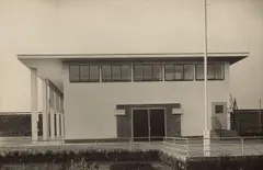 Ernst Scheel, Turnhalle in Farmsen bei Hamburg (1927–1928). Außen- und Innenansichten sowie zwei Grundrisse. Architekt: Karl Schneider, 1928, 8 Vintages. Silbergelatineabzüge