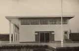 Ernst Scheel, Turnhalle in Farmsen bei Hamburg (1927–1928). Außen- und Innenansichten sowie zwei Grundrisse. Architekt: Karl Schneider, 1928, 8 Vintages. Silbergelatineabzüge