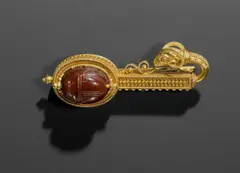 Italienisch, Fibel-Brosche mit Skarabäus – im Stil des sog. Archäologischen Schmucks, Um 1850, Gold, Karneol