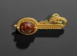 Italienisch, Fibel-Brosche mit Skarabäus – im Stil des sog. Archäologischen Schmucks, Um 1850, Gold, Karneol