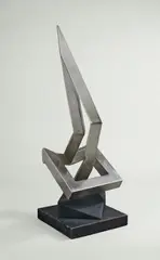 Volkmar Haase, Umgreifend im Quadrat, 1984, Edelstahl auf Holzsockel. Höhe (mit Sockel): 72,3 cm (28 ½ in. )
