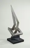 Volkmar Haase, Umgreifend im Quadrat, 1984, Edelstahl auf Holzsockel. Höhe (mit Sockel): 72,3 cm (28 ½ in. )
