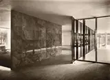 Barcelona Pavillon, Ansicht des Nebeneingangs mit Blick auf die Onyxwand und den Nebenanbau by Ludwig Mies van der Rohe & Photographie: Berliner Bild-Bericht, 1929, Vintage. Silbergelatineabzug, sold May 2013