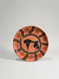 Taureau by Pablo Picasso, 1957, Runder Teller, roter Ton, mit Engobenbemalung und Messergravur, teilweise glasiert. Durchmesser: 38 cm (15 in.); ceramic, sold Jul 2020