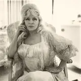 Diane Arbus, Mae West in a chair at home, Santa Monica, Cal.[ifornia], 1965, Späterer Silbergelatineabzug von Neil Selkirk. Agfa-Papier