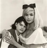 Diane Arbus, Jayne Mansfield Climber-Ottaviano, actress, with her daughter Jayne Marie, L.A. Cal.[ifornia], 1965, Späterer Silbergelatineabzug von Neil Selkirk. Agfa-Papier