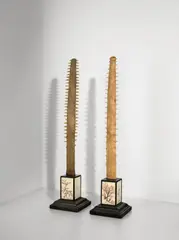 Englisch, Paar „Obelisken“ mit Rostrum des Sägerochens (Pristis), Sägen vom Sägerochen mit 103 Zähnen; Holzsockel, lackiert; Herbarbelege; Glas