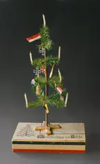 Weihnachten im Felde, Frontweihnachtsbaum, 1915, Holz, Papier; in einer Holzkiste