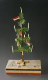Weihnachten im Felde, Frontweihnachtsbaum, 1915, Holz, Papier; in einer Holzkiste