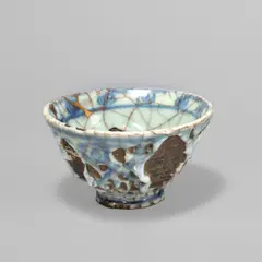 Kashu Minpei, Chawan“ Teeschale. 19. Jahrhundert, Minpei-Ware; sometsukeähnliche Bemalung mit Kintsugi-Reparatur auf Steinzeugton. 7,5 cm; Ø 13 cm (3 in.; Ø 5 ⅛ in.)