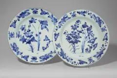 Kangxi-Periode Chinesisch, Paar große Blau-Weiß-Teller aus dem Japanischen Palais in Dresden, Porzellan, unterglasurblaues Dekor (Päonien und Chrysanthemen). Ø 39,5 cm (15 ½ in.)