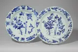Kangxi-Periode Chinesisch, Paar große Blau-Weiß-Teller aus dem Japanischen Palais in Dresden, Porzellan, unterglasurblaues Dekor (Päonien und Chrysanthemen). Ø 39,5 cm (15 ½ in.)