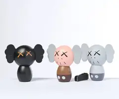 Kaws, Holiday. Japan, Tre sculture-profumatori in vinile verniciato