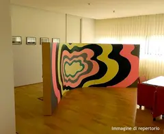 Franz Ackermann, Untitled Epicenter Meeting IV (Heimat), 2000, Installazione con libreria composta da tre elementi in legno con decoro in acrilico e