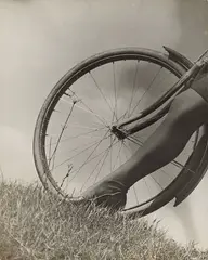 Josef Bartuška, Ohne Titel (Bein und Fahrrad). 1930er Jahre, Vintage oder früher Silbergelatineabzug