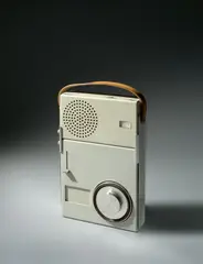 Phono-Transistor TP 1 (Taschen-Transistorradio T 4 und tragbarer Plattenspieler P 1) by Dieter Rams, 1959, Aluminiumgehäuse; Leder; Kunststoff (hellgrau) – Hersteller: Max Braun oHG, Frankfurt am Main, sold May 2018