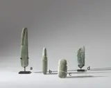Jadeanhänger – länglicher Axtgott in Form eines stark stilisierten Menschen (Linea Vieja). 1200–600 v. Chr by Kultur der Guanacaste Präkolumbisch, Jade, sold Jun 2017