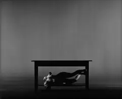 Jürgen Klauke, Gefühlspfütze“, aus der Werkgruppe „Desaströses Ich“, 1996–2000, 1996, Silbergelatineabzug