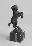 August Gaul, Böckchen, Um 1904, Bronze mit schwarzbrauner Patina, auf Marmorsockel montiert